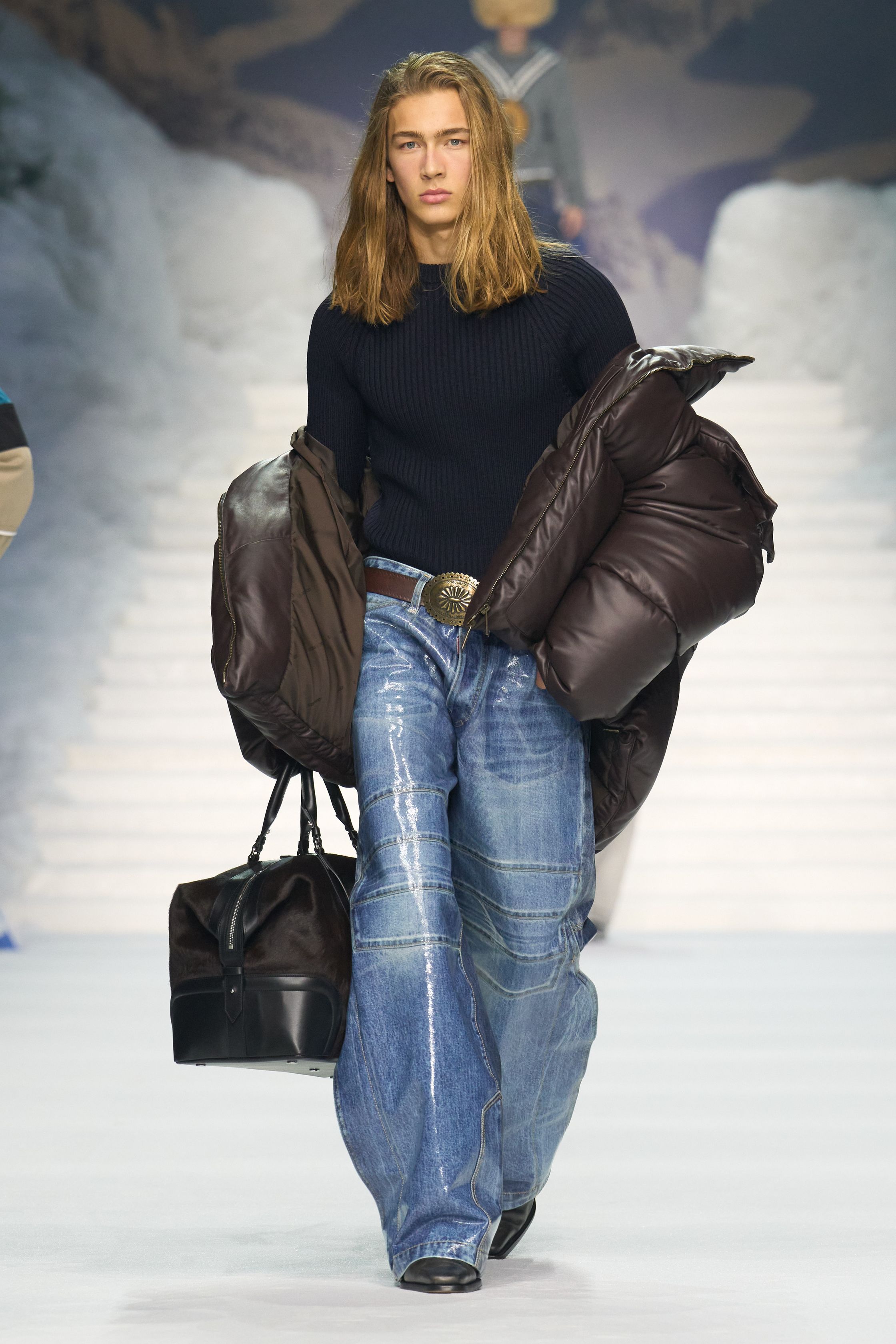 Dsquared2 2026秋冬以夸张的滑雪场景为背景，将加拿大户外精神、Y2K 性感与舞台化时装推至极致。羽绒、毛皮、紧身牛仔与夸张比例不断叠加，身体成为视觉焦点，性感、力量与炫耀被无限放大。这不是现实主义的衣橱，而是一场关于冒险、欲望与表演的时尚狂欢，张扬而直接，忠于品牌一贯的高能量叙事-顽石频道趋势研究